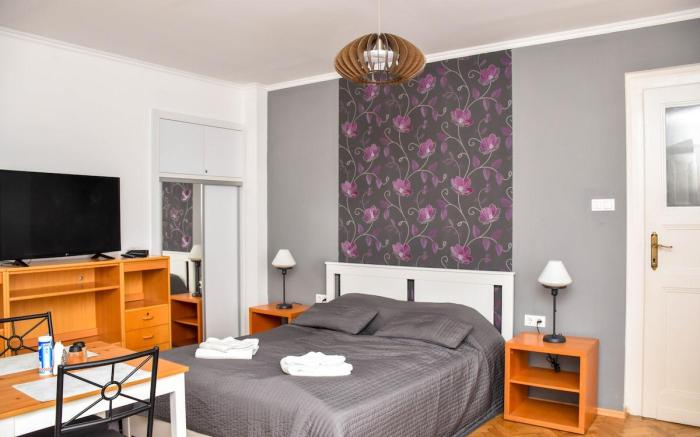 Diamond Astoria 5, sun-lit and quiet