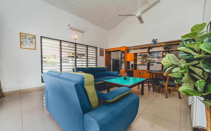 Batu Pahat w Pool table & Karaoke Villa 4BR 16pax