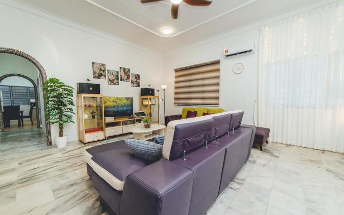 Batu Pahat Sri Jaya Villa 4BR 18pax w Pool table