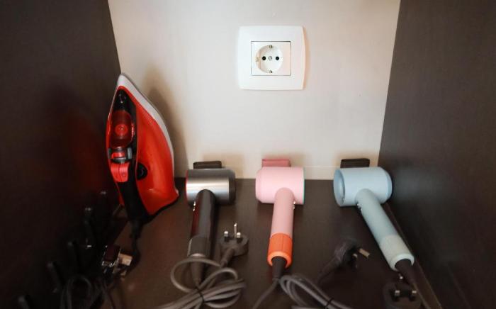 SEA VIEW 8PAX NETFLIX CINEMA DOPAMINE DESIGN