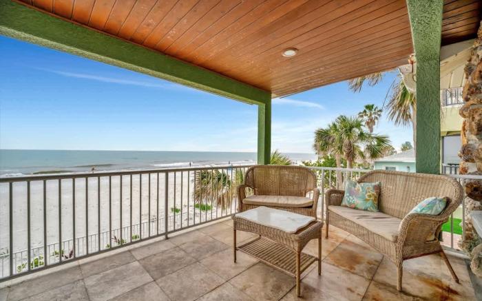 Stones Throw Beachfront Premier Suite #4 VIEWS