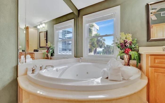 Stones Throw Beachfront Premier Suite #4 VIEWS
