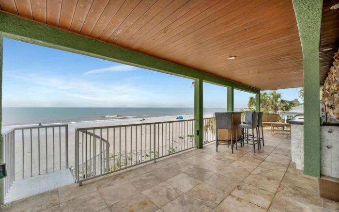 Stones Throw Beachfront Premier Suite #4 VIEWS