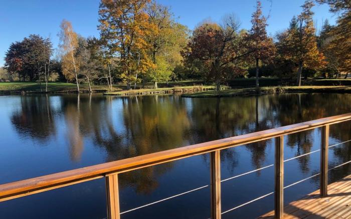 Chalet with a hot tub and terrace above the water