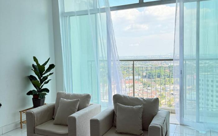 White Spacious with Breakfast at Seksyen 7