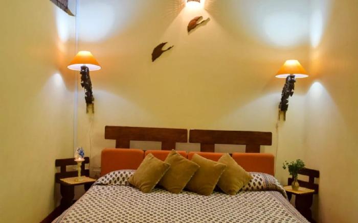 Shantidarshan| 1BR Attic bed | Amboli by homeyhuts