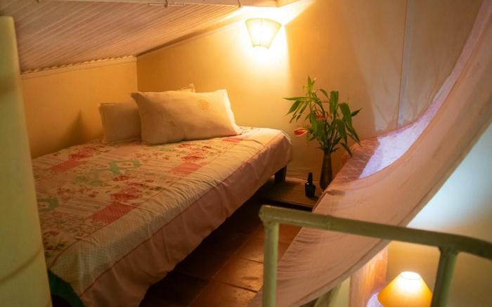 Shantidarshan| 1BR Attic bed | Amboli by homeyhuts