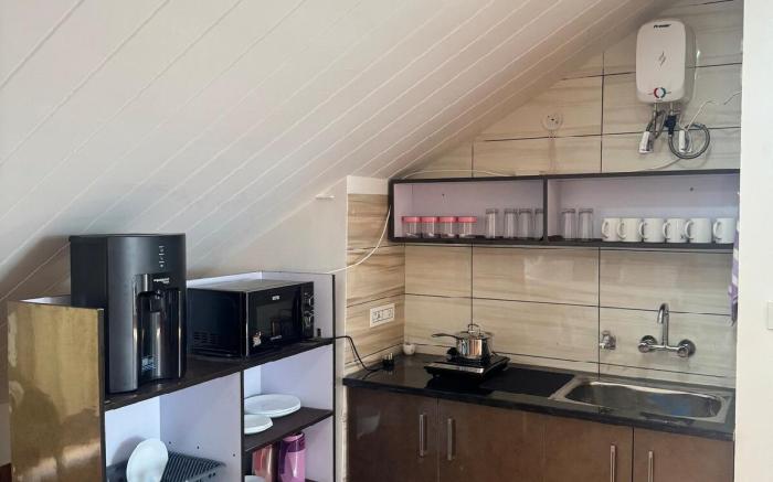 Attic Breeze 2BR -Mountain Villa By Homeyhuts