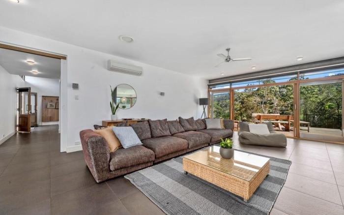 Huon Valley House: luxury, layout, location