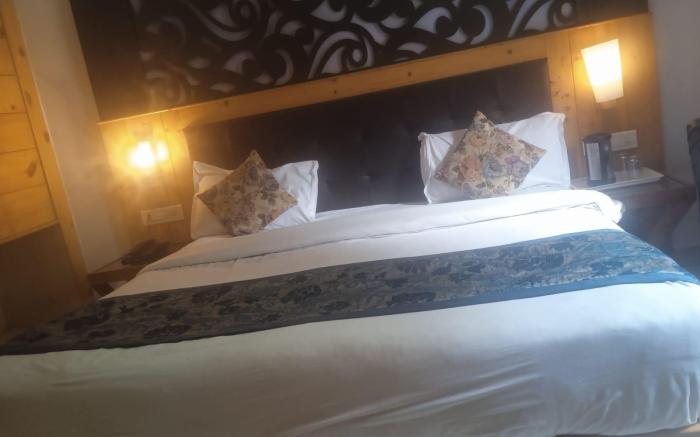  Hotel Queen Plaza 2 mins walk to Mall Road