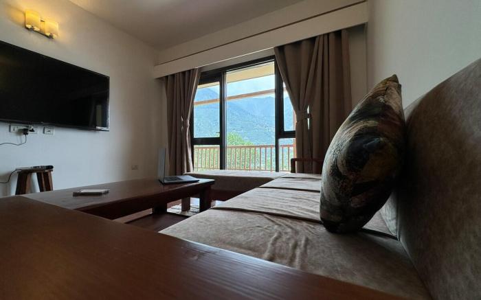 Riverbend Retreat 3BR Mountain Views by Homeyhuts