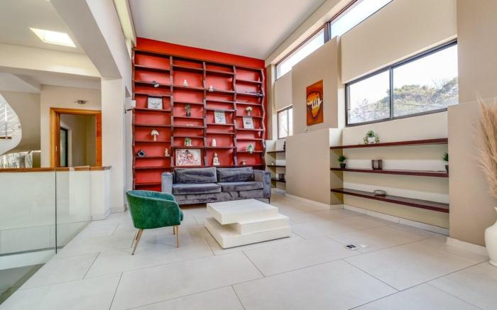 Luxury ensuite room- Wi-Fi, Pool Access, Fireplace
