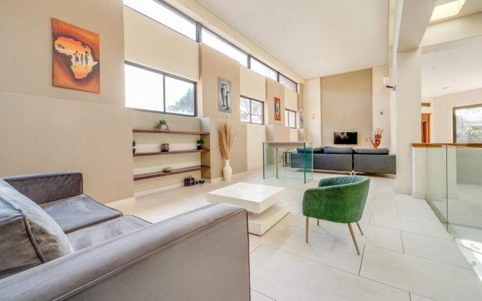 Modern guest suite - Wi-Fi, Pool, Fireplace