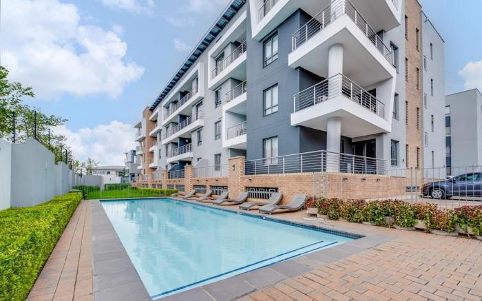 Chic 2-Bedroom Stay w/ Pool & Fast WiFi| Bryanston