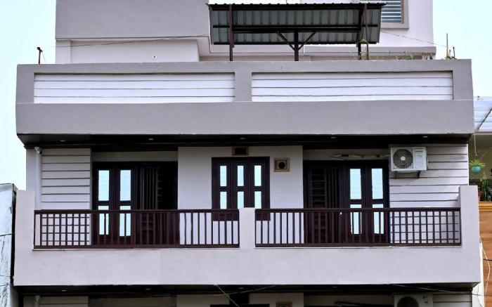 Maa Ganga Homes| Room No 303(No unmarried couples)