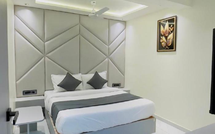 HOTEL SKYLAND CG ROAD 
