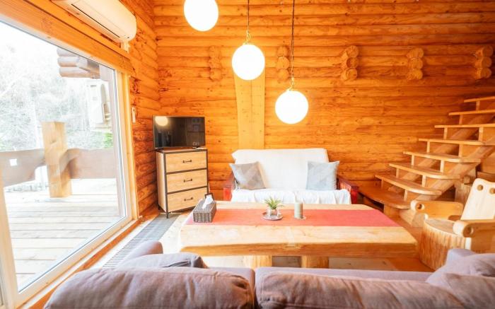 Lake Toya Hillside House / Spacious Log House