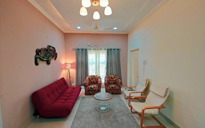 Lit Room in Farmhouse, Private Bath + Shared Lawn