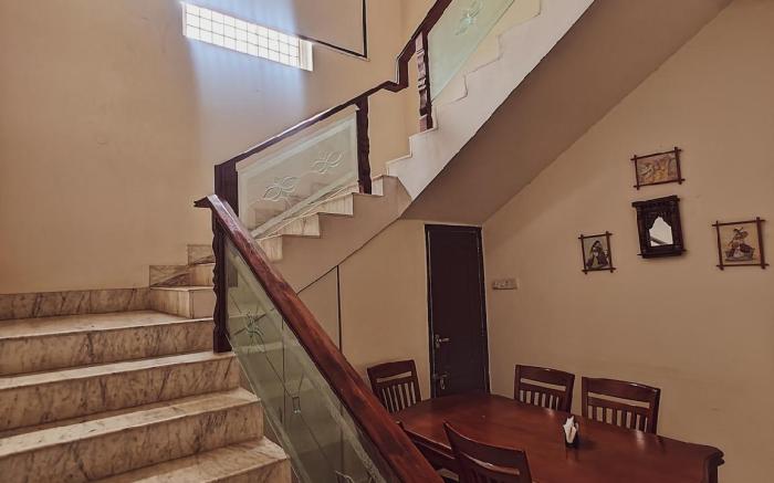 Lit Room in Farmhouse, Private Bath + Shared Lawn
