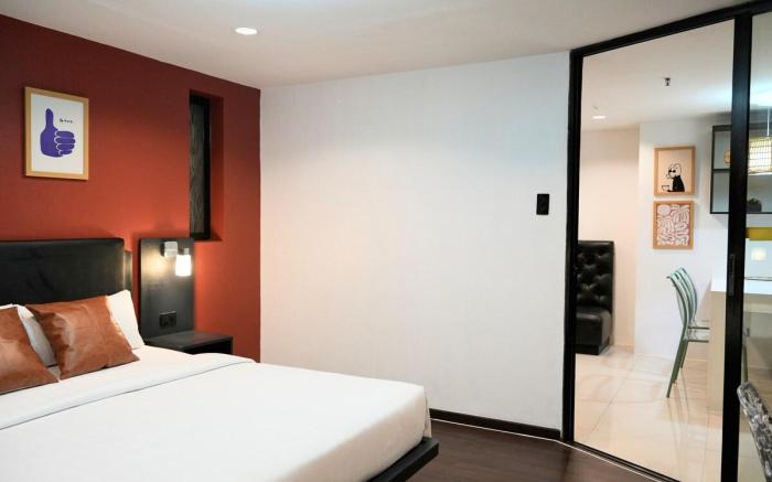 Artsy Central Loft [1BR, 24/7Concierge, Balcony]