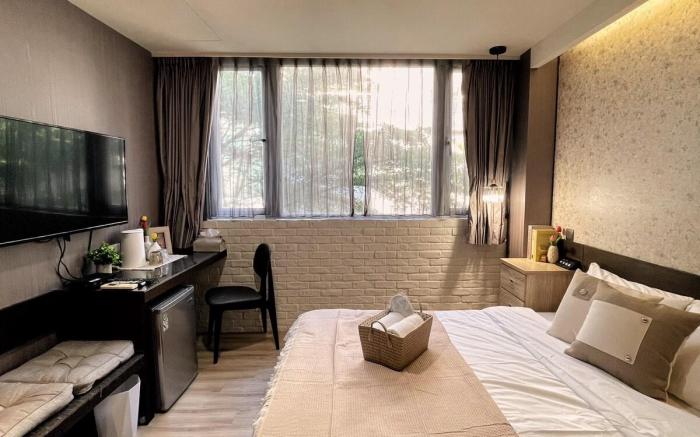 Light and Shadow Double Room NO.2502  [僅限國外旅客入住]