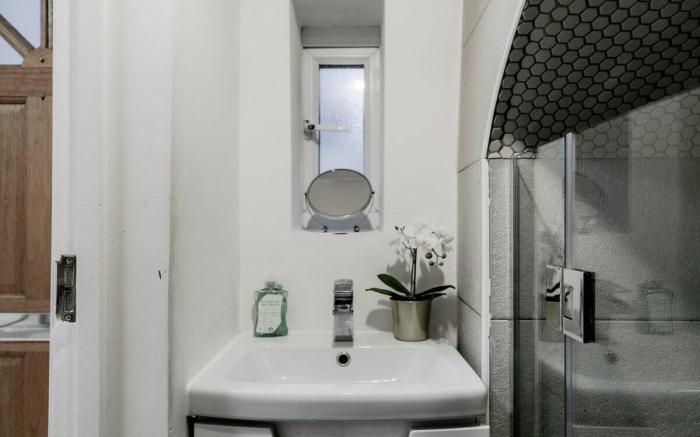 Charming 1BR Escape in the Heart of the City