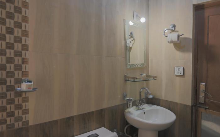 OYO 826 Hotel Hira Palace