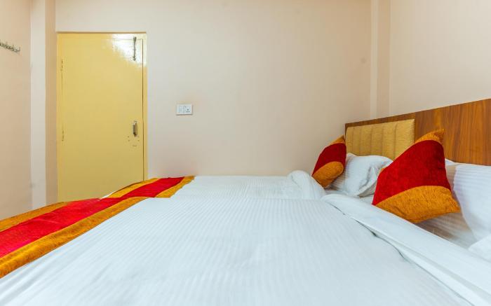 OYO 826 Hotel Hira Palace