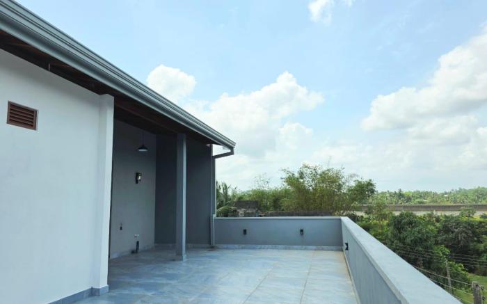 Modern 4-Bedroom 3-Bathroom Home with Roof Terrace