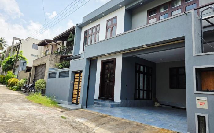 Modern 4-Bedroom 3-Bathroom Home with Roof Terrace