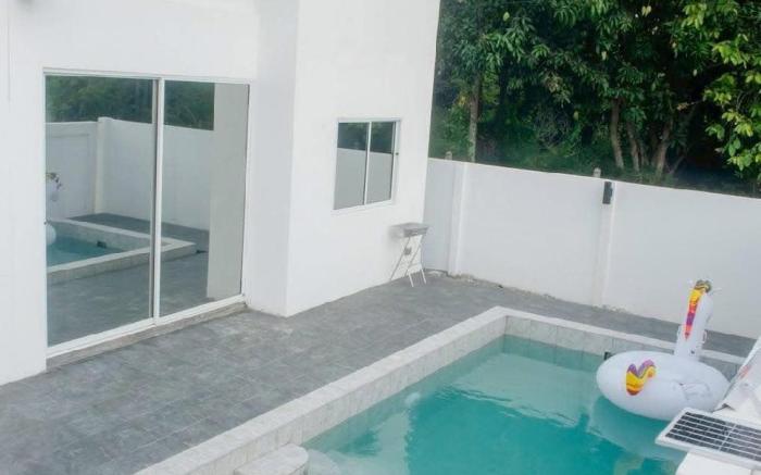 Pink & White Pool Villa in Pattaya