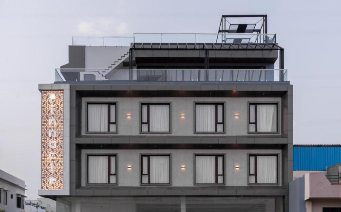 PINNACLE Udaipur - Boutique Rooftop Pool Hotel, Near the Lakes