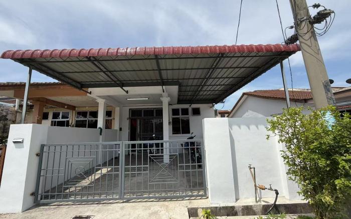 Queen Bed Share Bathroom Budget Room