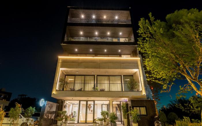 The Lodgers Luxury Hotel Near Golf Course Road