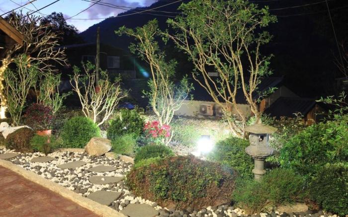 鶴町園，黛色淺深山遠近，碧煙濃淡樹高低。
