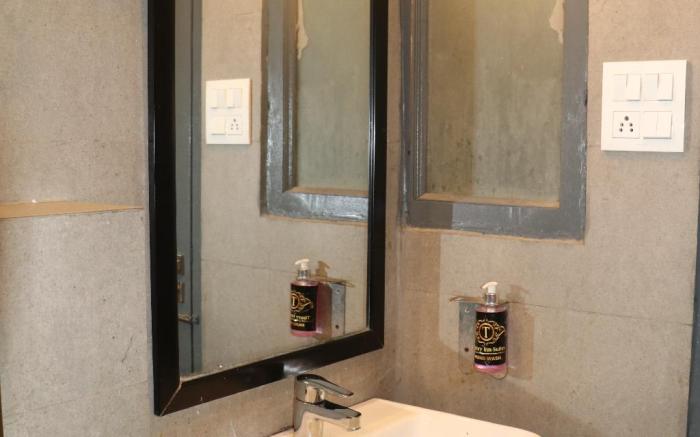 Tipsyy Inn Suites 003