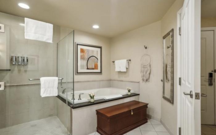 MGM Signature Deluxe Balcony Strip View Suite