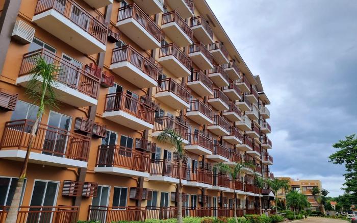 Verdant Condo w/ Pool, Balcony, Near Airport 