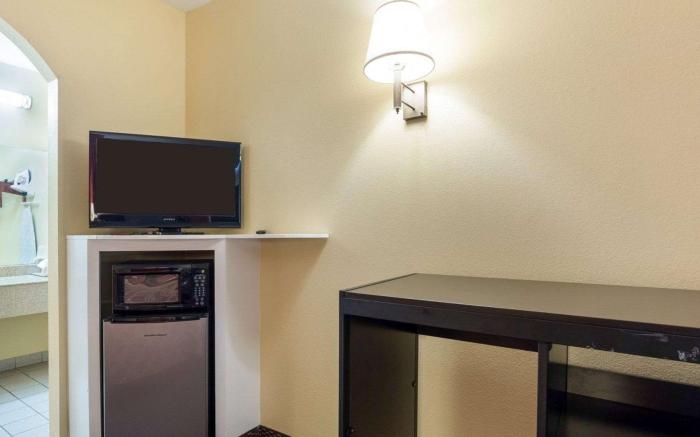 Rodeway Inn & Suites