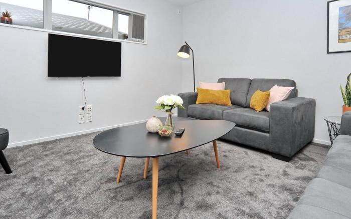 Spacious stylish home - 7 Night special deals