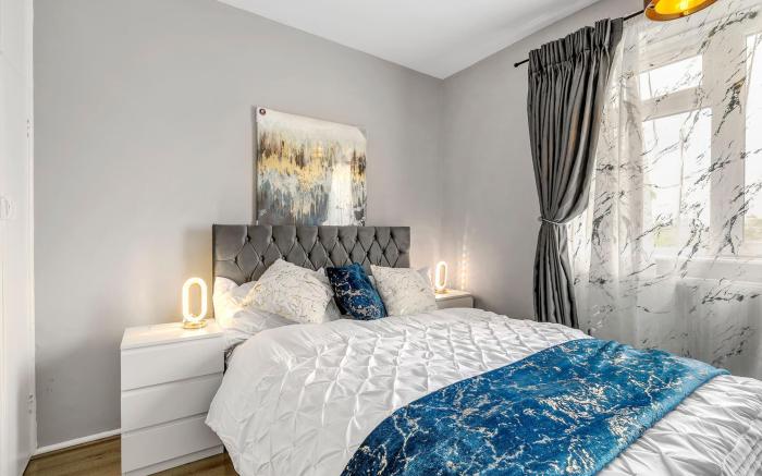 Modern 2-Bed Flat with Balcony in Central London