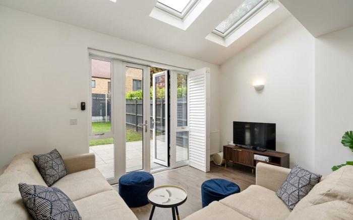 4-Bed in Coulsdon 20 min London, 20 min Gatwick