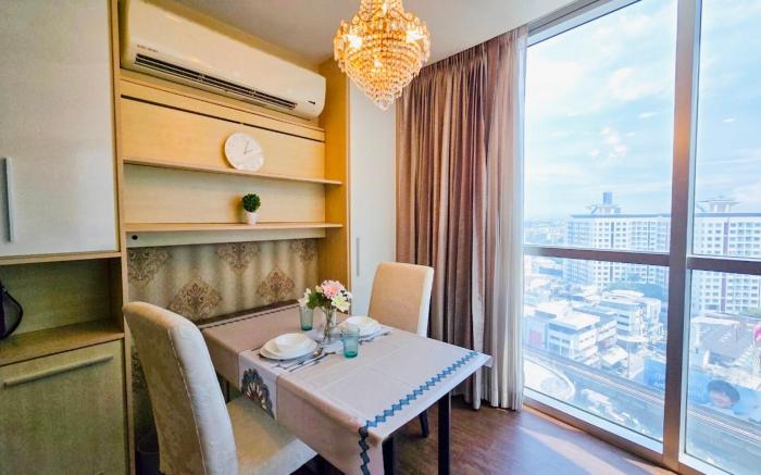 Room in Luxury Sukhumvit Condo 1mins Shops and BTS
