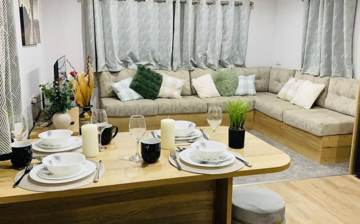 BAF Luxury Stays-Billing Aquadrome-Caravan Sleep 8