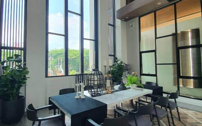 Studio Near Mall+Street Parking