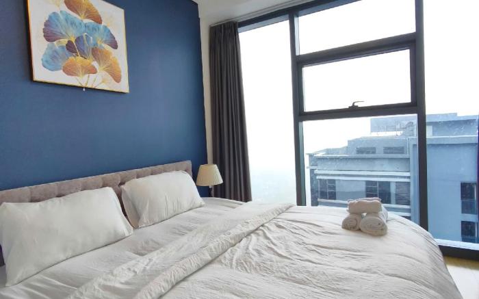 Skyway White & Silver Riverside Resident - Binh Thanh, HCM