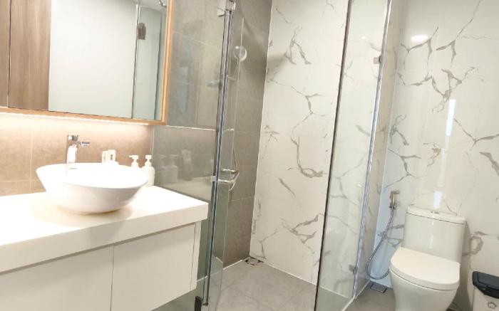 Skyway White & Silver Riverside Resident - Binh Thanh, HCM