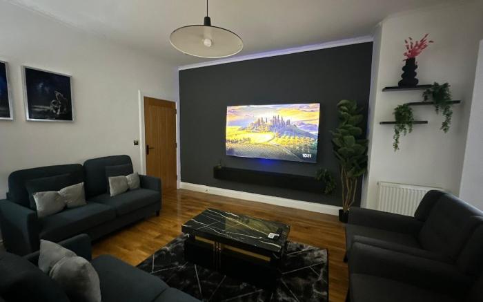 Luxury 5BD, Gym, Parking, Bus to Airport, Sleeps10