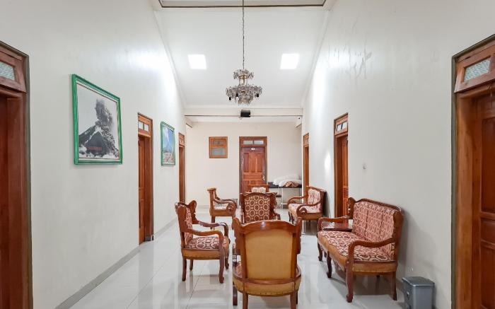 RedDoorz Hotel Tejomoyo Near Bukit Sekipan Tawangmangu