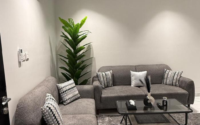 شقة فاخره بجوار كورنيش الراكه 